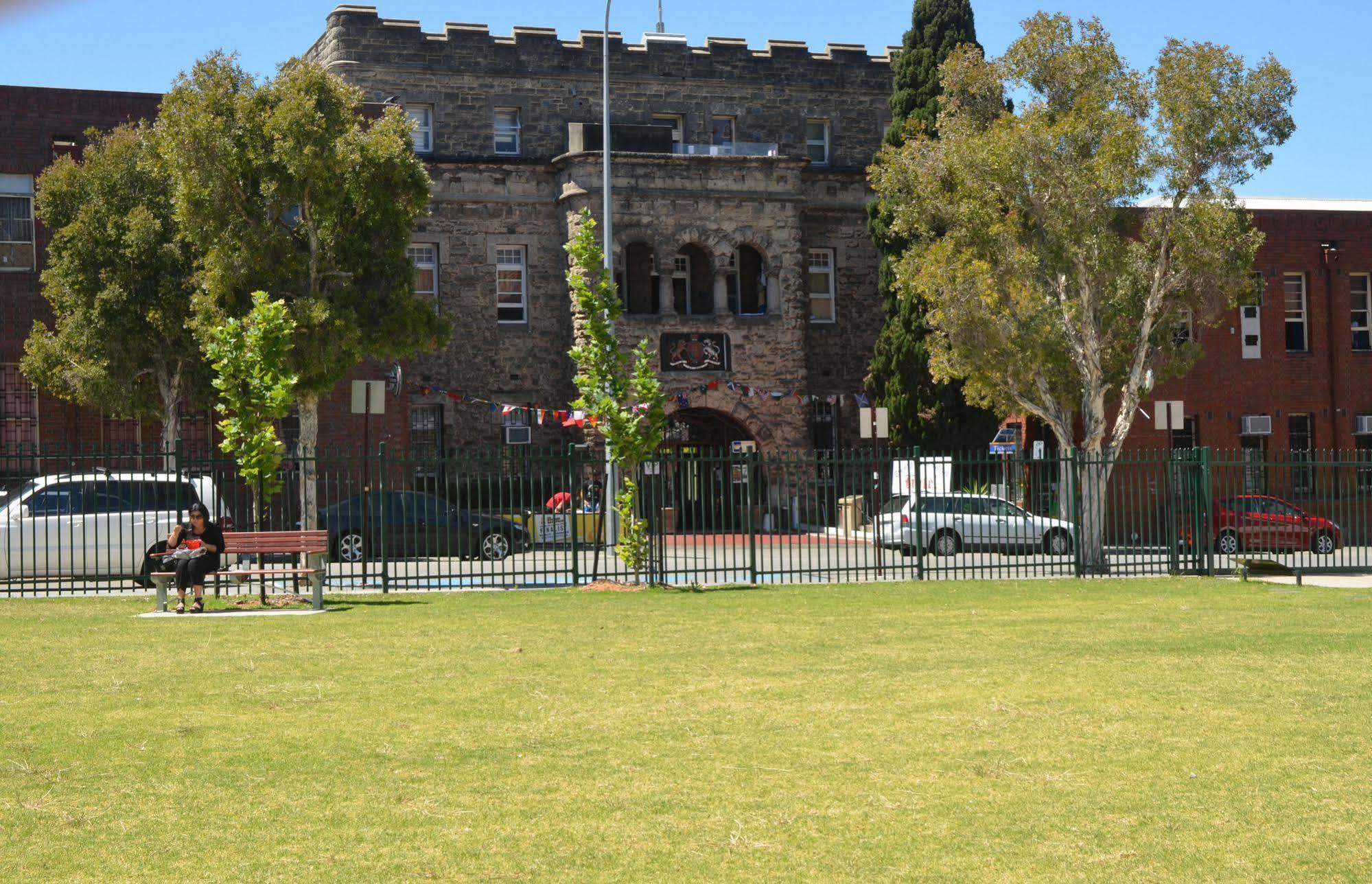 Hostel The Old Swan Barracks Perth Exterior foto